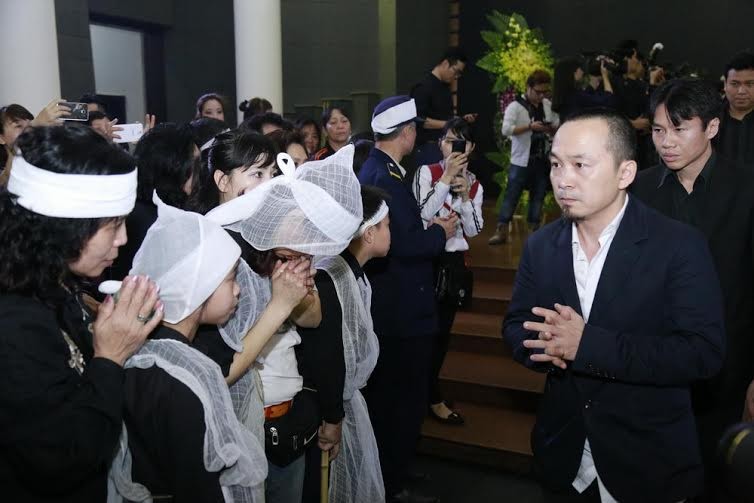 Nghệ sĩ Việt bật khóc.. nén đau thương trong tang lễ Trần Lập ảnh 6