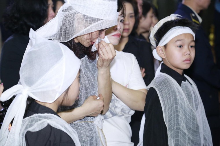 Vợ Trần Lập nắm chặt tay con, khóc ngất phút tiễn biệt chồng ảnh 2