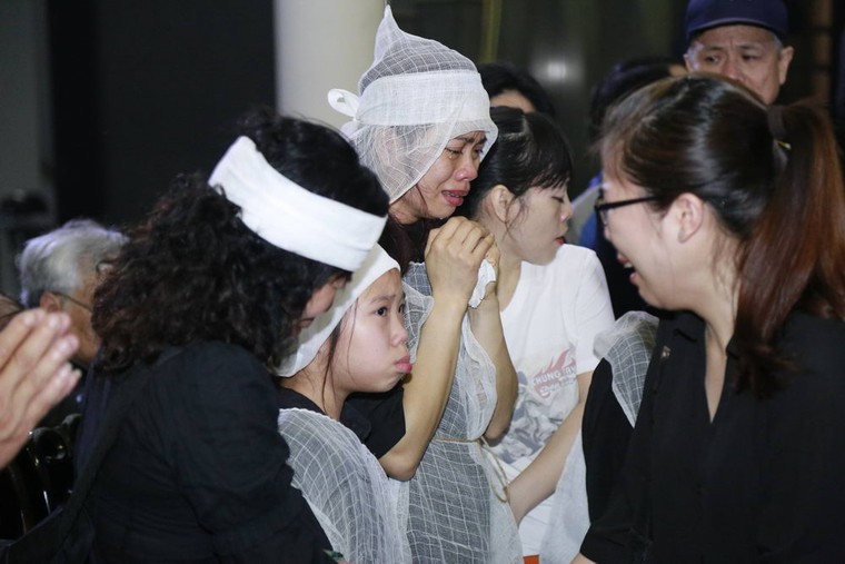 Vợ Trần Lập nắm chặt tay con, khóc ngất phút tiễn biệt chồng ảnh 3