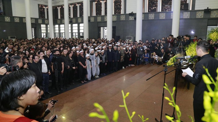 Vợ Trần Lập nắm chặt tay con, khóc ngất phút tiễn biệt chồng ảnh 5