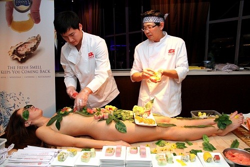 Nyotaimori - Nghệ thuật sushi trên cơ thể trinh nữ ảnh 2