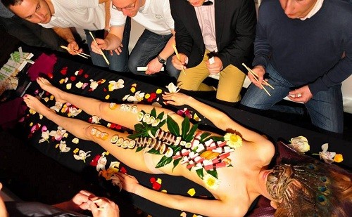 Nyotaimori - Nghệ thuật sushi trên cơ thể trinh nữ ảnh 1