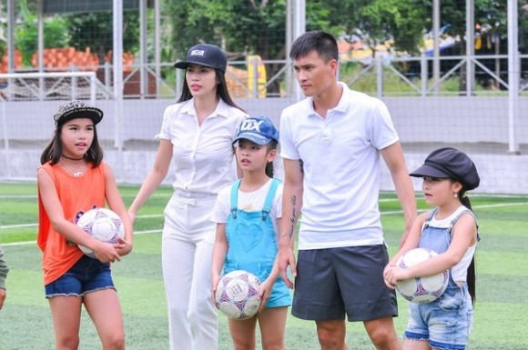 Thủy Tiên 'oanh tạc' showbiz, chính thức 'đánh bại' Hà Hồ? ảnh 10