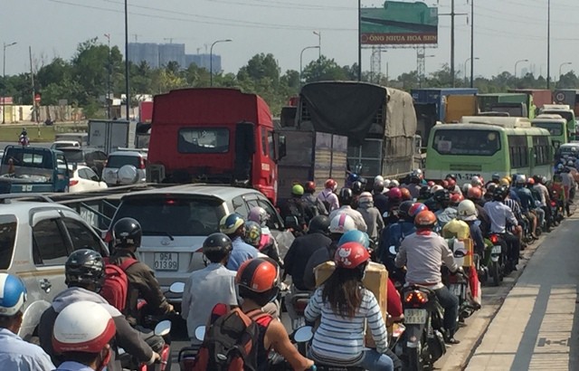 2 xe container va chạm, xa lộ Hà Nội ùn ứ nhiều giờ ảnh 6