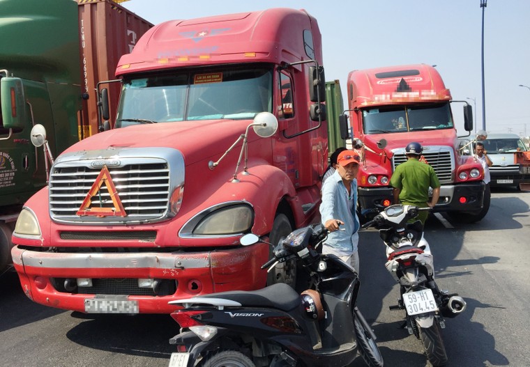 2 xe container va chạm, xa lộ Hà Nội ùn ứ nhiều giờ ảnh 1