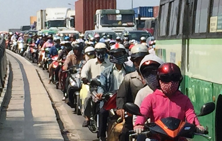 2 xe container va chạm, xa lộ Hà Nội ùn ứ nhiều giờ ảnh 3