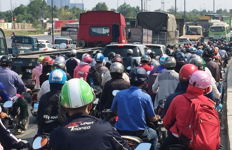 2 xe container va chạm, xa lộ Hà Nội ùn ứ nhiều giờ ảnh 5