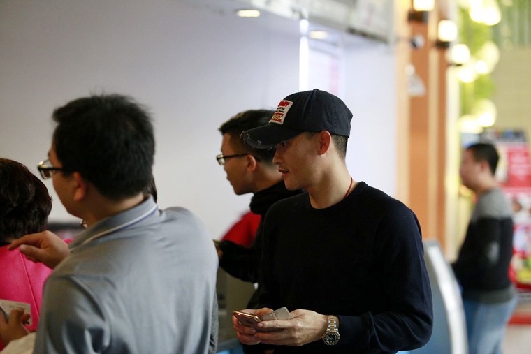 Công Vinh rủ đồng đội xem phim của Thủy Tiên để mừng chiến thắng ảnh 2