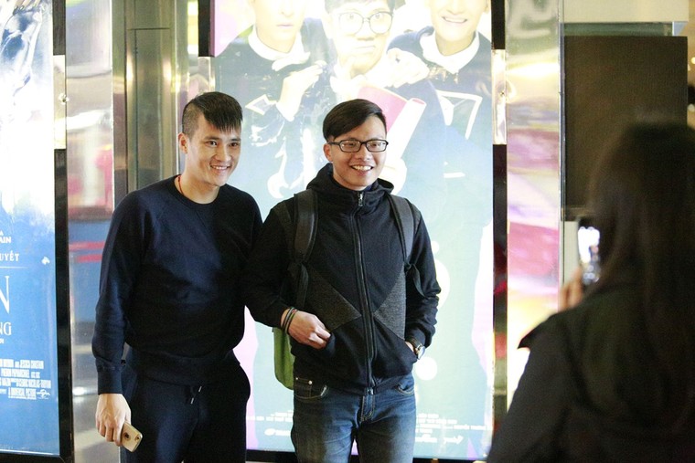 Công Vinh rủ đồng đội xem phim của Thủy Tiên để mừng chiến thắng ảnh 3