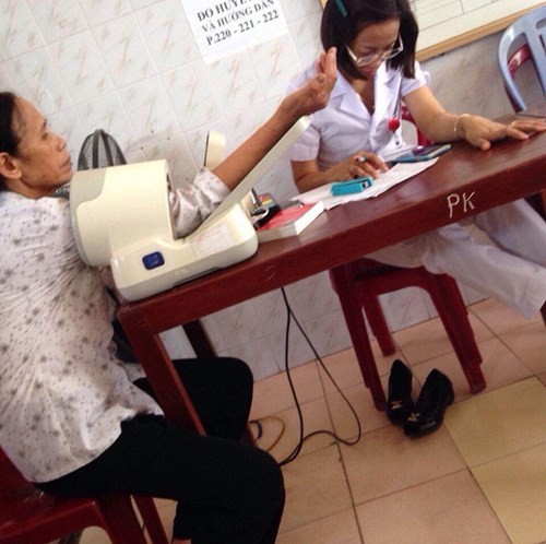 Mặc bệnh nhân chờ, nhân viên y tế vẫn xem phim, lướt facebook ảnh 3