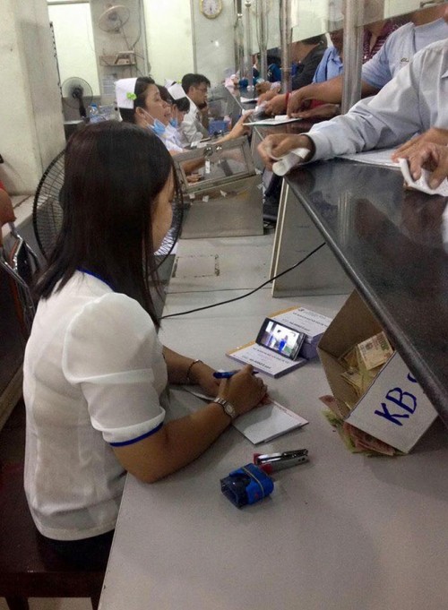 Mặc bệnh nhân chờ, nhân viên y tế vẫn xem phim, lướt facebook ảnh 2
