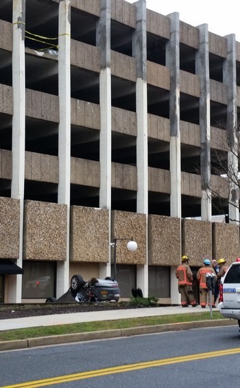 Cô gái phóng xe từ tầng 4 xuống đất do nhầm chân ga và phanh ảnh 1