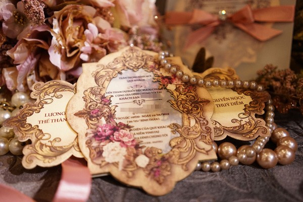 Thúy Diễm và Lương Thế Thành 'chơi trội' với thiệp cưới ngọc trai ảnh 8