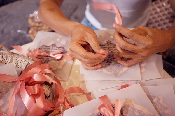 Thúy Diễm và Lương Thế Thành 'chơi trội' với thiệp cưới ngọc trai ảnh 6