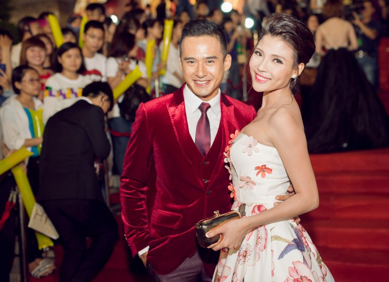 Thúy Diễm và Lương Thế Thành 'chơi trội' với thiệp cưới ngọc trai ảnh 4