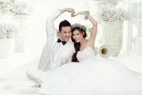 Thúy Diễm và Lương Thế Thành 'chơi trội' với thiệp cưới ngọc trai ảnh 5