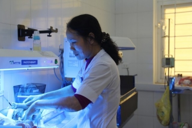 Bé sơ sinh ngạt thở vì mẹ cho sưởi ấm bằng than đá ảnh 1