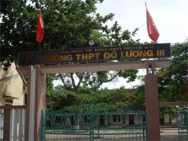 Thầy hiệu phó cấp 3 bị đánh hội đồng ngay trước cổng trường ảnh 1