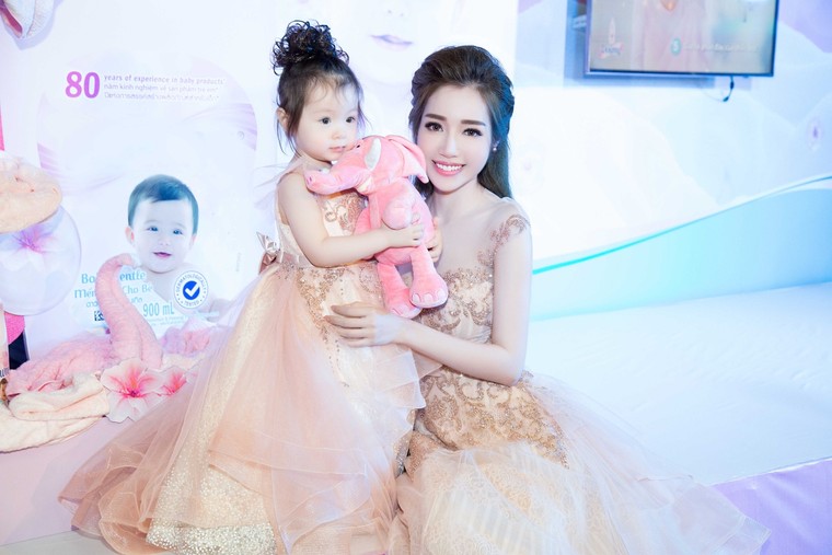 Elly Trần chia sẻ cách sống, sắc đẹp... bà mẹ bỉm sữa hiện đại ảnh 2
