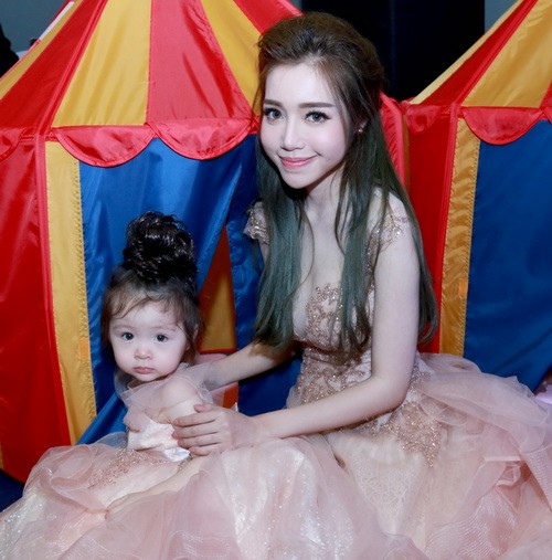 Elly Trần chia sẻ cách sống, sắc đẹp... bà mẹ bỉm sữa hiện đại ảnh 3