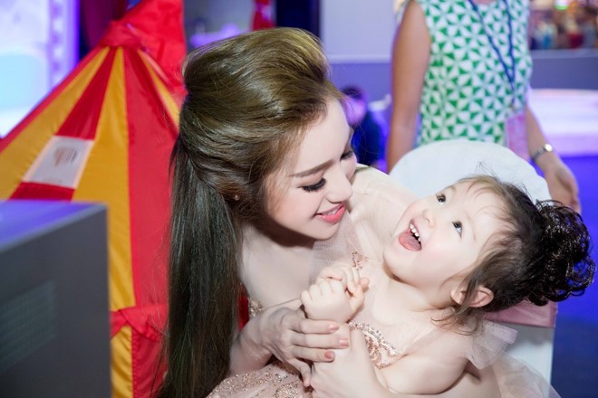 Elly Trần chia sẻ cách sống, sắc đẹp... bà mẹ bỉm sữa hiện đại ảnh 8