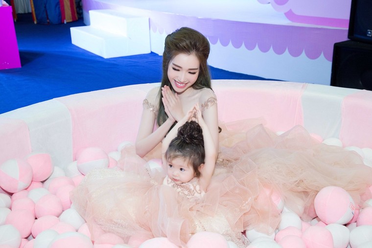 Elly Trần chia sẻ cách sống, sắc đẹp... bà mẹ bỉm sữa hiện đại ảnh 4