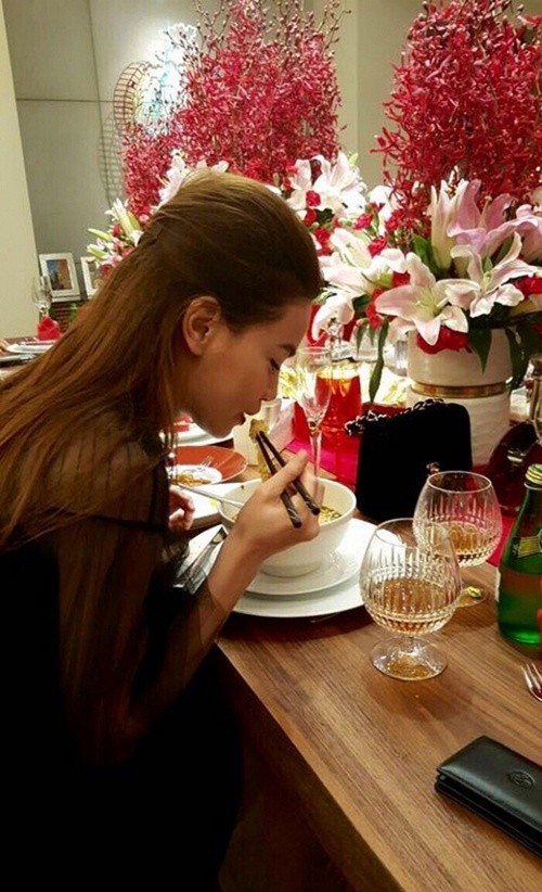 Bất ngờ với hình ảnh Hà Hồ cặm cụi ăn mì tôm sau scandal tình ái ảnh 2