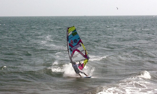 Du khách nước ngoài thích thú khám phá lướt sóng ở biển Phú Quý ảnh 1