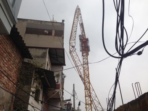 Hiện trường kinh hoàng vụ cần cẩu 50m gãy sát nhà dân ở Hà Nội ảnh 1