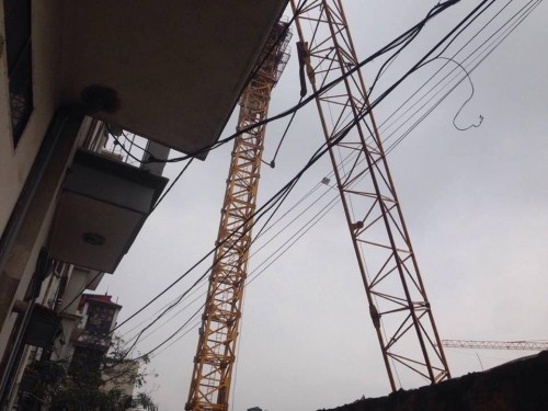 Hiện trường kinh hoàng vụ cần cẩu 50m gãy sát nhà dân ở Hà Nội ảnh 2