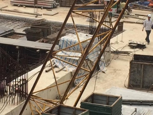 Hiện trường kinh hoàng vụ cần cẩu 50m gãy sát nhà dân ở Hà Nội ảnh 4