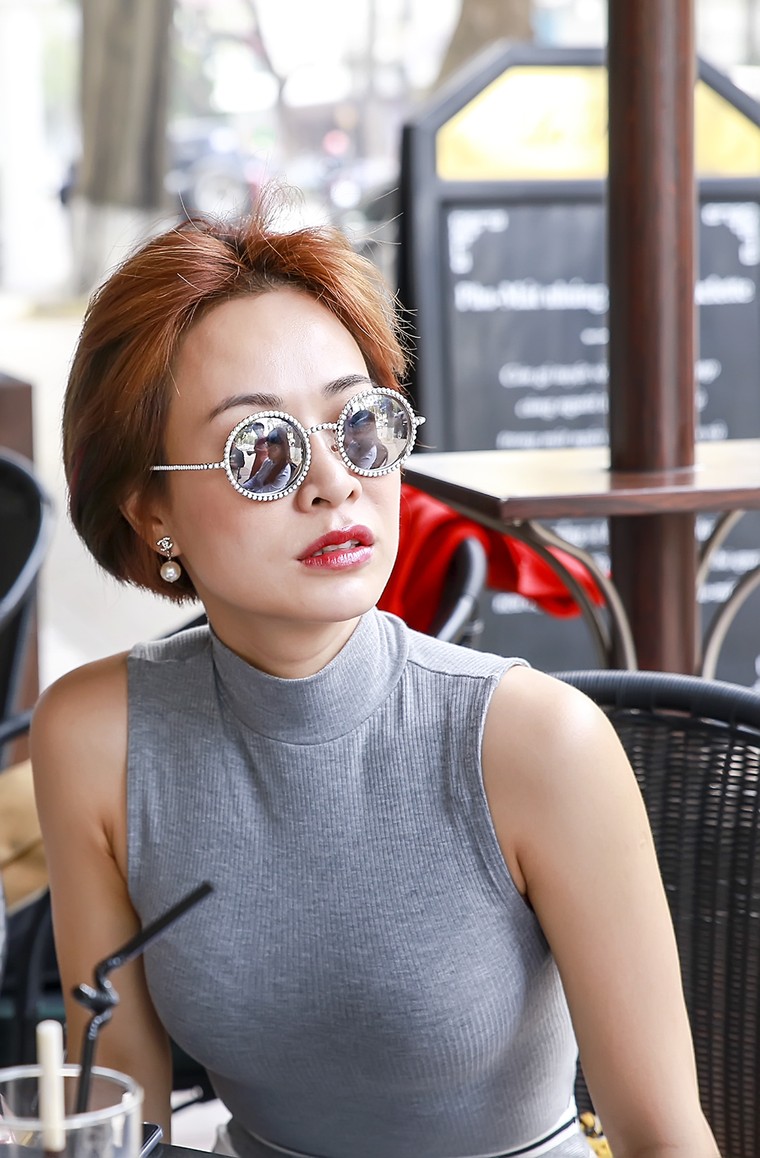 Bằng Kiều rít thuốc lào ở buổi chuẩn bị đêm nhạc tri ân ngày 8/3 ảnh 2