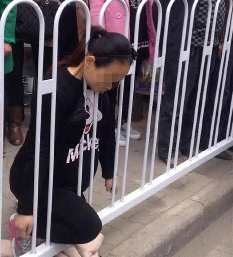 Mắc kẹt ở hàng rào bên đường, cô gái trẻ mang thai chết tức tưởi ảnh 1