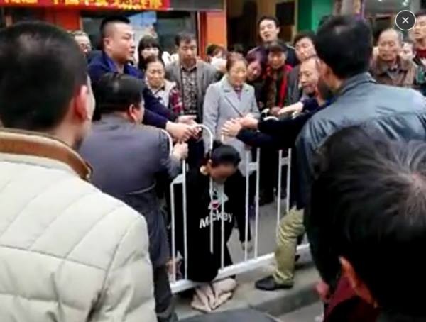 Mắc kẹt ở hàng rào bên đường, cô gái trẻ mang thai chết tức tưởi ảnh 2