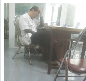 'Nghịch điện thoại' bắt bệnh nhân chờ, điều dưỡng bị kỷ luật ảnh 1