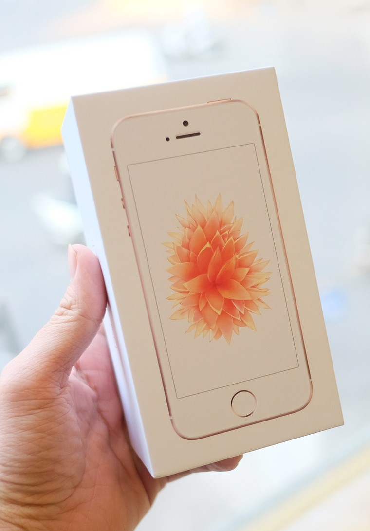 iPhone SE vàng hồng đầu tiên ở Việt Nam giá 11 triệu đồng ảnh 1