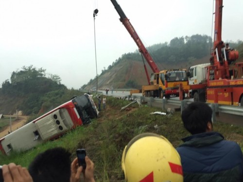 Hàng chục người gào khóc khi xe khách bị lật nghiêng trên cao tốc ảnh 1