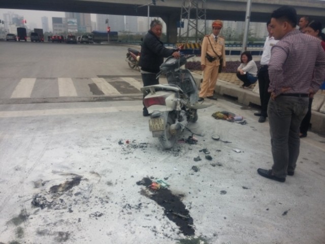 Honda Lead bất ngờ bốc cháy giữa đường phố Hà Nội ảnh 1