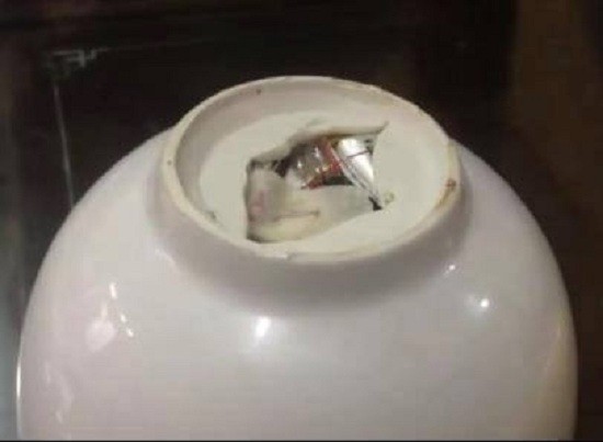 Nghi vấn quanh con chip lạ gắn dưới đáy bát vỡ tại Hà Nội ảnh 1