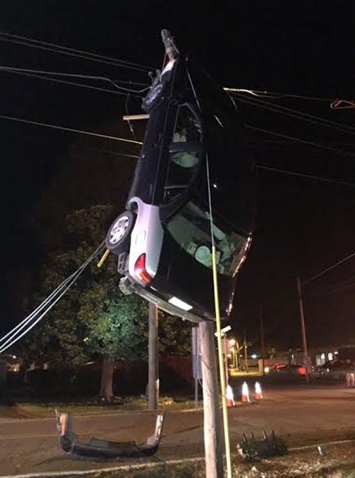 Thót tim với màn xe phi lên cột điện cao thế, lơ lửng suốt 2 giờ ảnh 1
