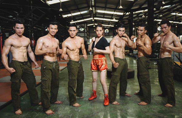 Trương Ngọc Ánh khoe ngực đầy, eo thon chỉ đạo trai đẹp cơ bắp ảnh 1