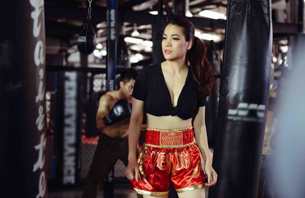 Trương Ngọc Ánh khoe ngực đầy, eo thon chỉ đạo trai đẹp cơ bắp ảnh 2