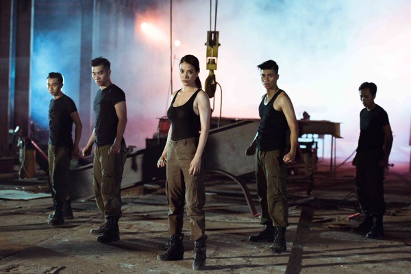 Trương Ngọc Ánh khoe ngực đầy, eo thon chỉ đạo trai đẹp cơ bắp ảnh 6