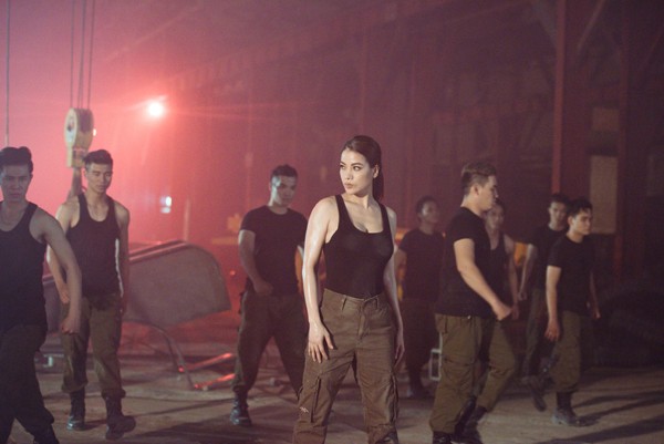 Trương Ngọc Ánh khoe ngực đầy, eo thon chỉ đạo trai đẹp cơ bắp ảnh 5