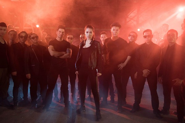 Trương Ngọc Ánh khoe ngực đầy, eo thon chỉ đạo trai đẹp cơ bắp ảnh 7