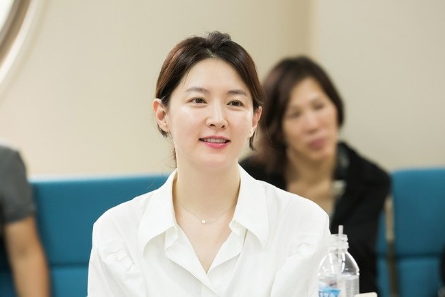 Phim của Lee Young Ae lật đổ Hậu duệ mặt trời gây 'sốt' ảnh 2