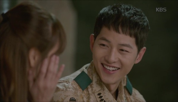 Hậu Duệ Mặt Trời T11: Song Joong Ki bỏ quân phục vì Song Hye Kyo ảnh 8
