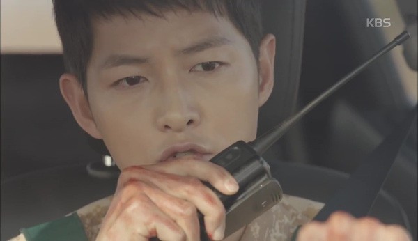 Hậu Duệ Mặt Trời T11: Song Joong Ki bỏ quân phục vì Song Hye Kyo ảnh 4