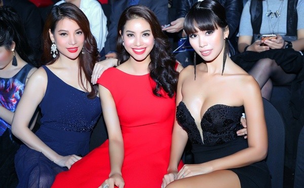 'Bà trùm' Trương Ngọc Ánh quyến rũ với đầm lệch vai xuyên thấu ảnh 1