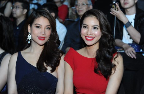 'Bà trùm' Trương Ngọc Ánh quyến rũ với đầm lệch vai xuyên thấu ảnh 2